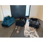 Drei Reisetaschen mit Rollen liegen nebeneinander auf dem Boden.