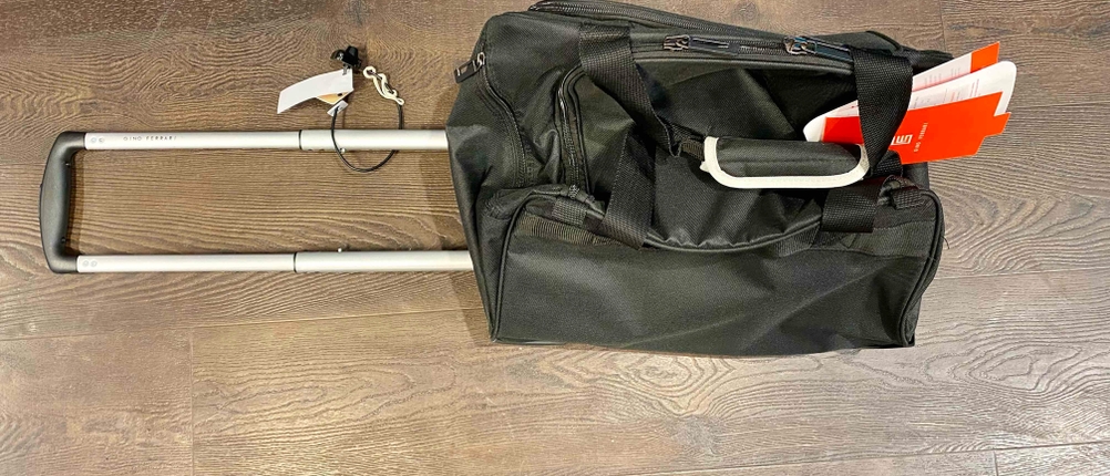 Reisetasche-mit-Rollen-Test: Reisetasche auf dem Boden liegend.