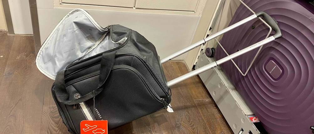 Reisetasche mit Rollen im Test: geöffnete Reisetasche mit Teleskopgriff