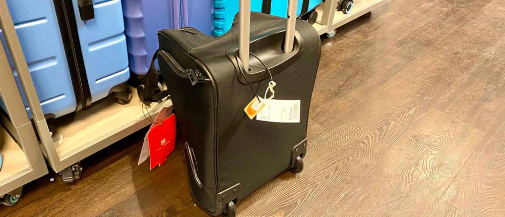 Reisetasche-mit-Rollen-Test: auf dem Boden steht eine Reisetasche mit Rollen und Teleskopgriff
