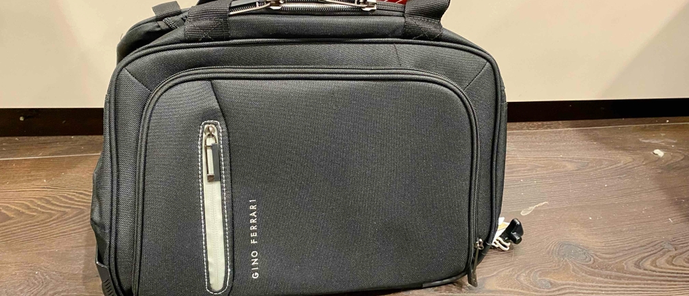 Reisetasche-mit-Rollen-Test: Auf dem Boden liegt eine Reisetasche mit Rollen.