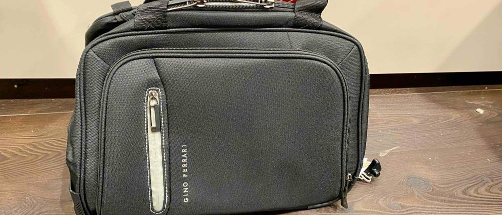 Reisetasche-mit-Rollen-Test: auf dem Boden liegt eine Reisetasche mit Rollen
