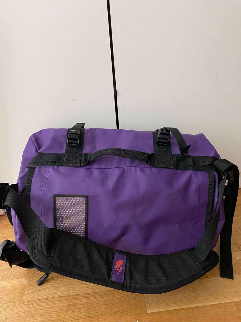 Eine Reisetasche steht auf dem Boden.