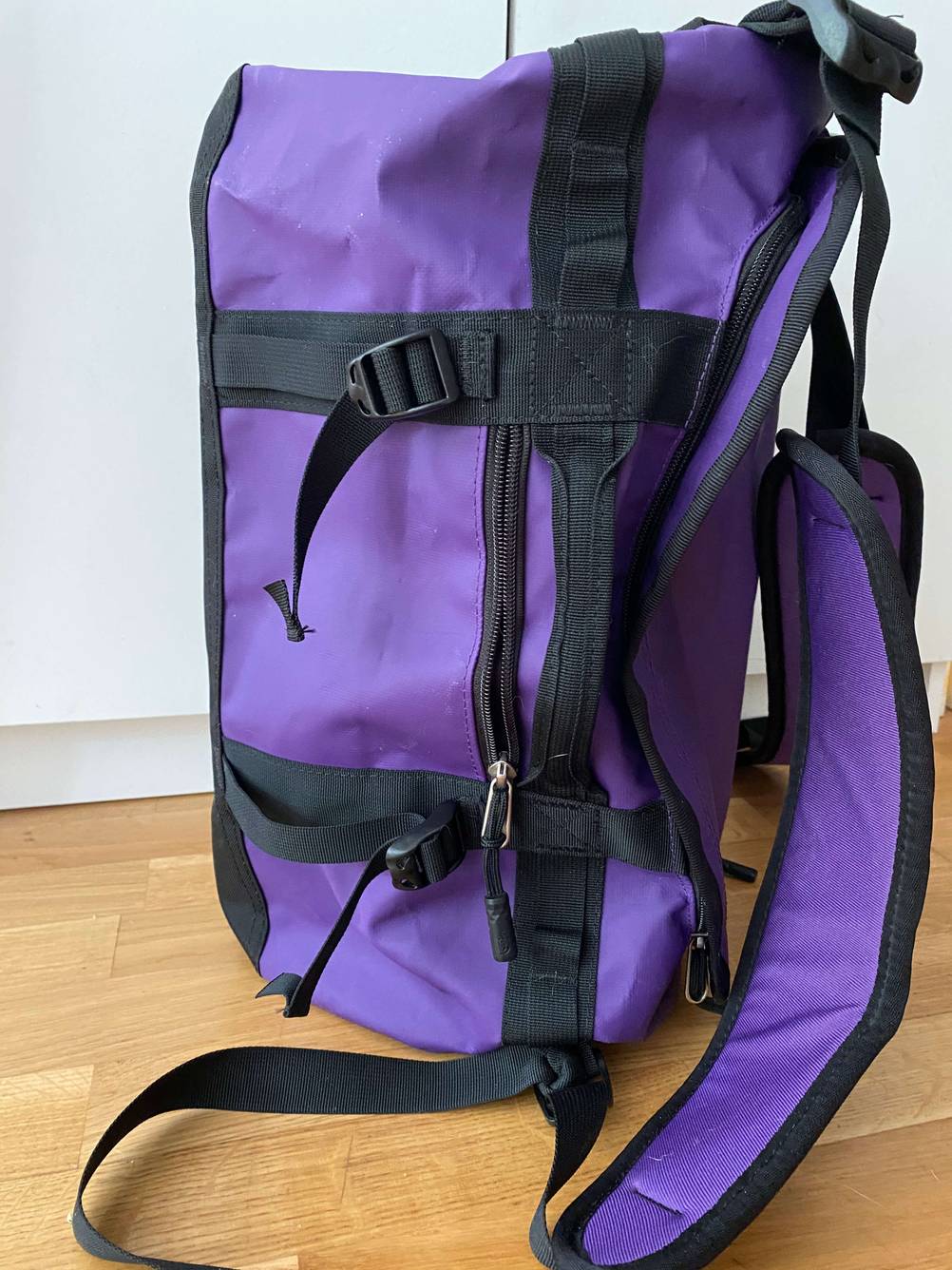 Reisetasche mit Reißverschluss.