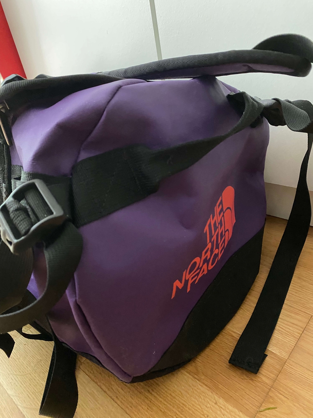 Reisetasche mit Aufdruck und Griff.