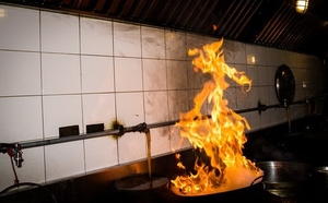 Feuer bricht in der Küche aus