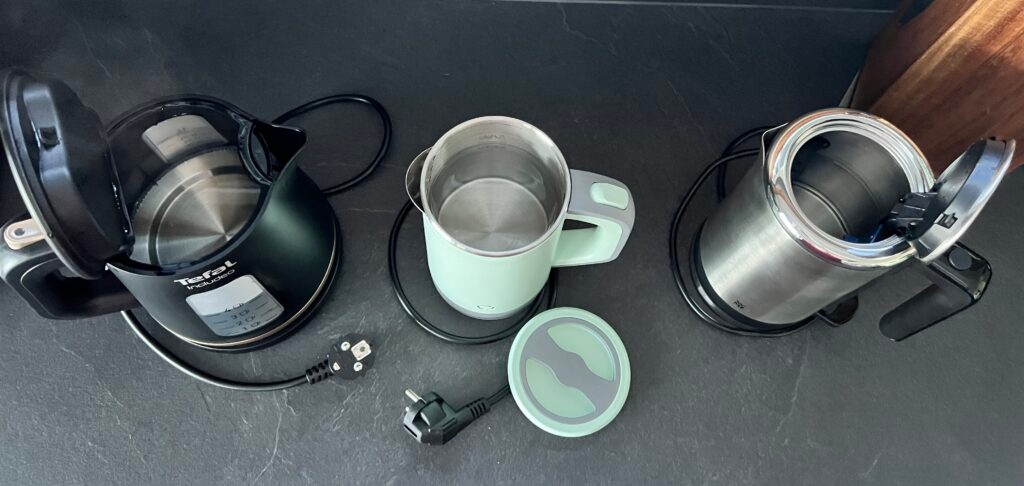 Drei Reisewasserkocher mit geöffnetem Deckel von oben