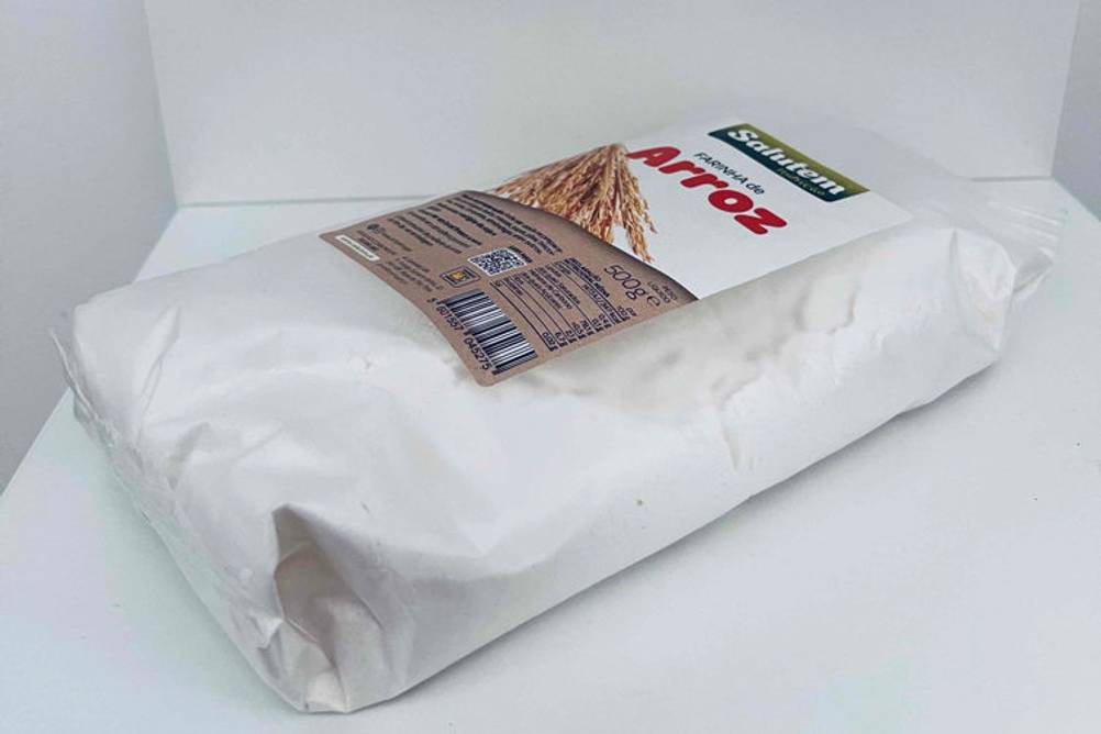 Reismehl-Test: Verpackung mit Reismehl in heller Kulisse.
