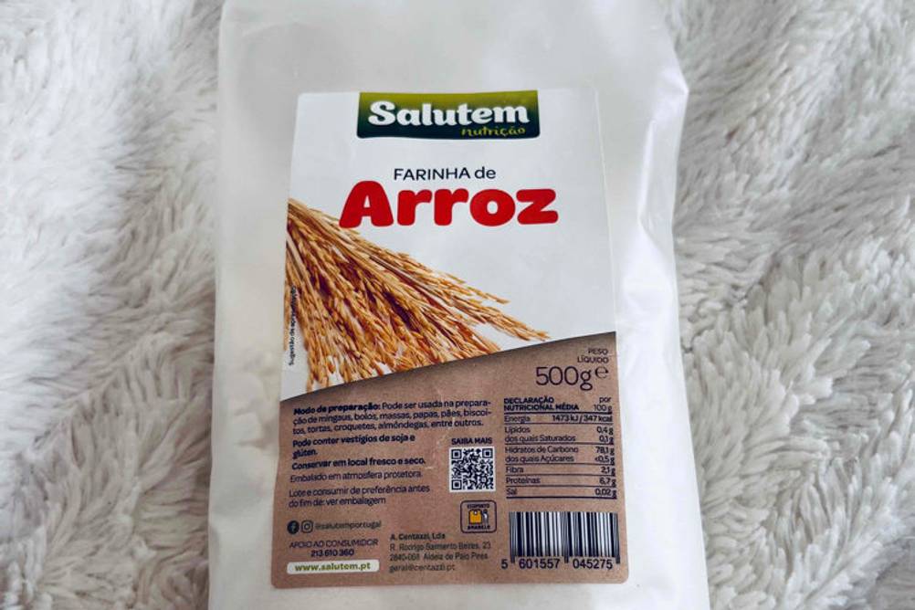 Reismehl getestet: Verpackung mit Reismehl liegt auf einer Decke.