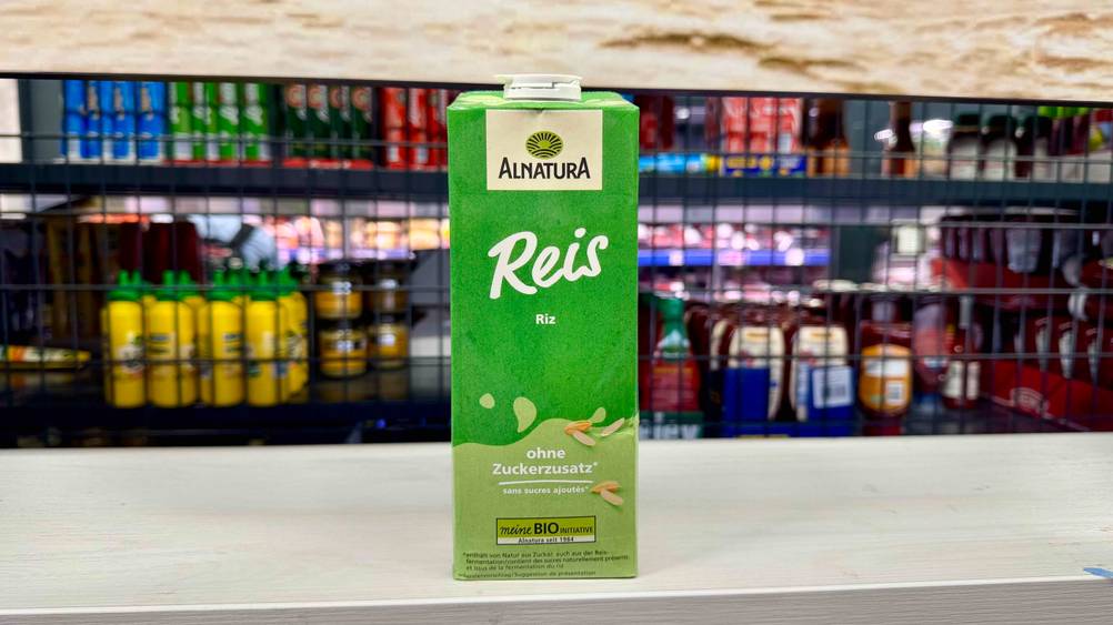 Reismilch im Test: Eine Packung auf einer hellen Fläche in einem Laden.