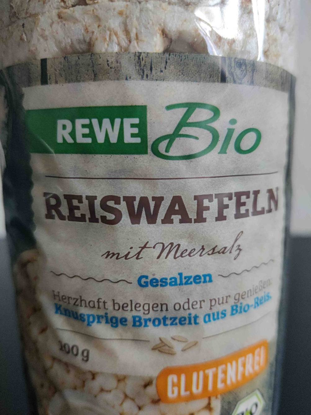 Nahaufnahme des Labels auf einer Packung Reiswaffeln im Test.