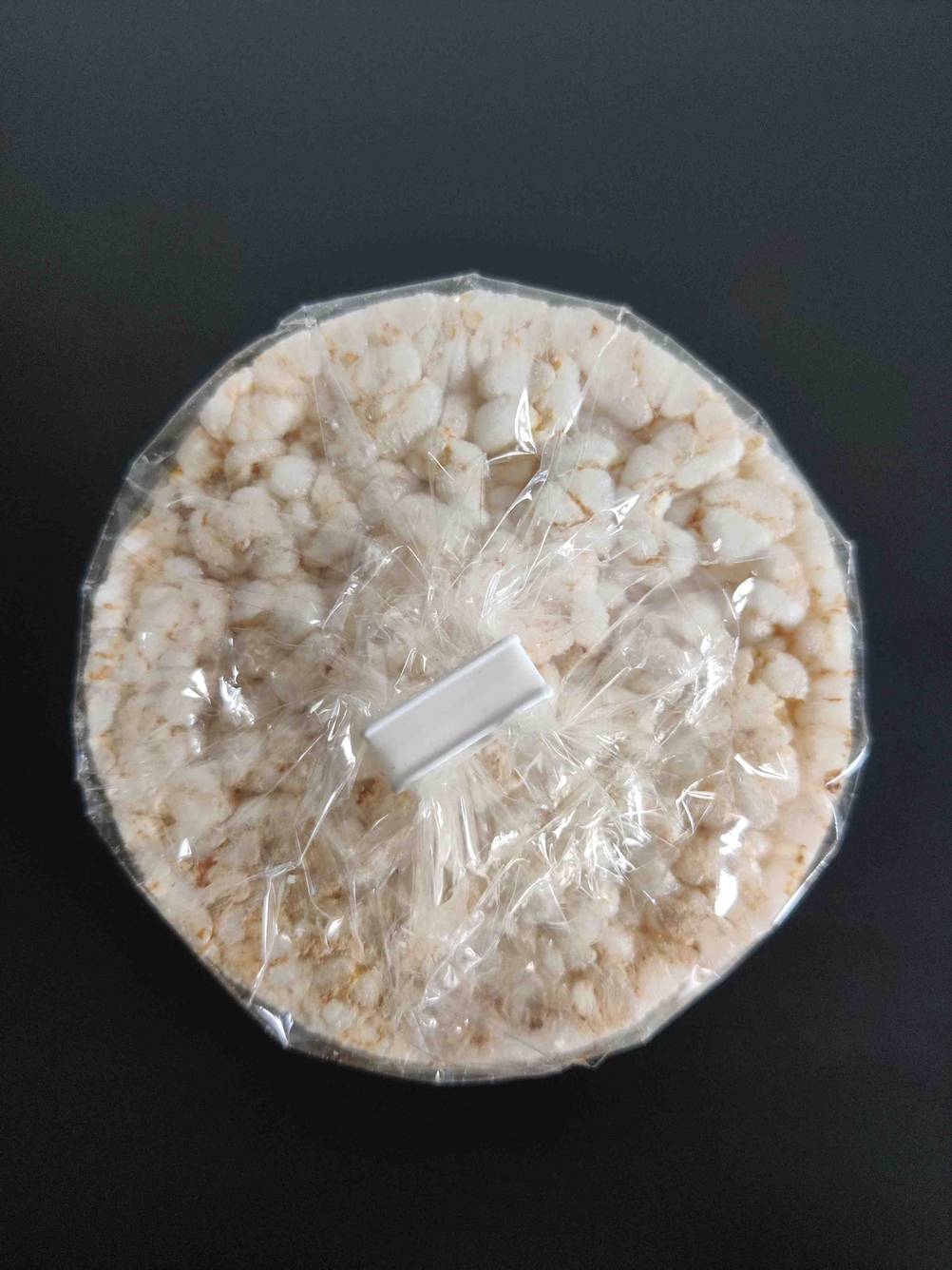Nahaufnahme der Oberseite einer Packung der getesteten Reiswaffeln.