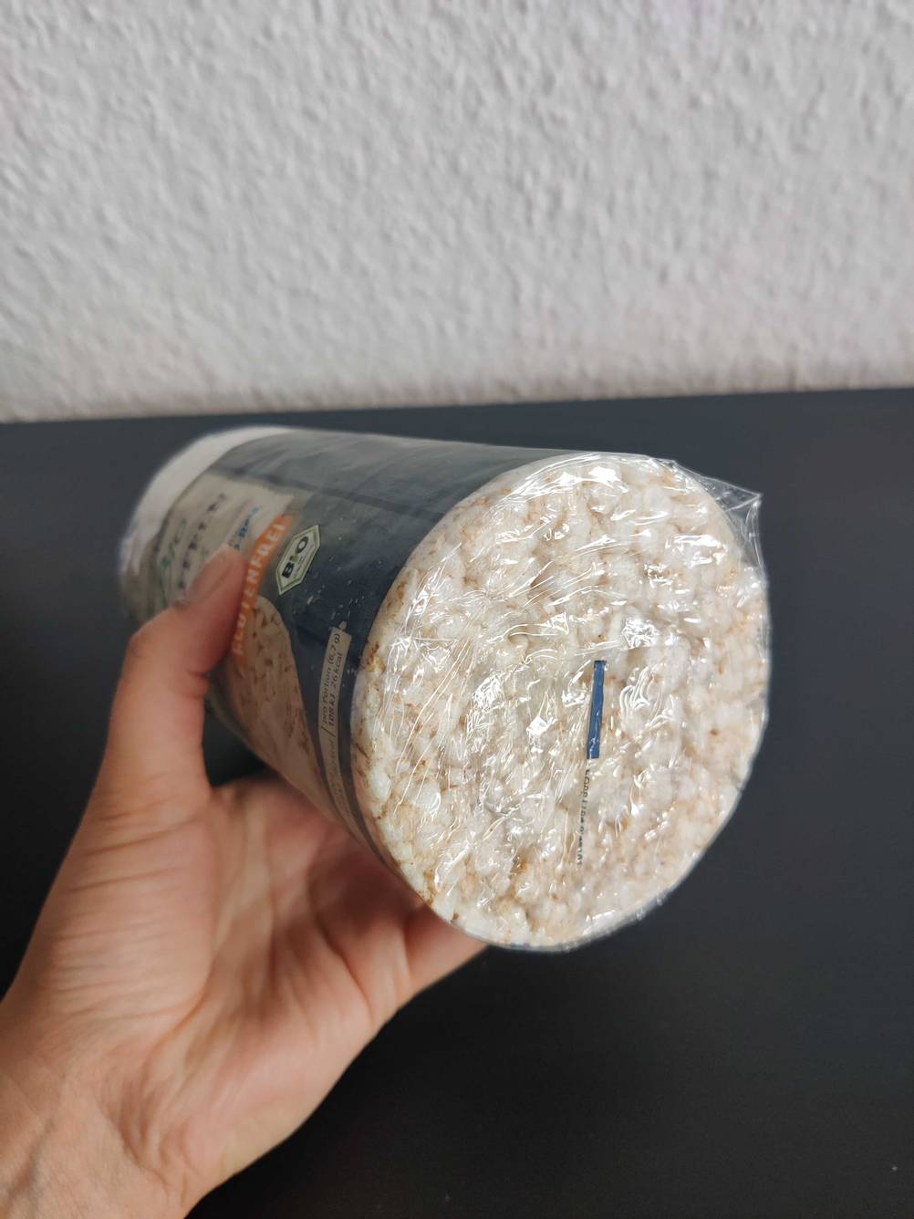 Reiswaffel getestet: Der Boden einer Packung von einer Hand gehalten.