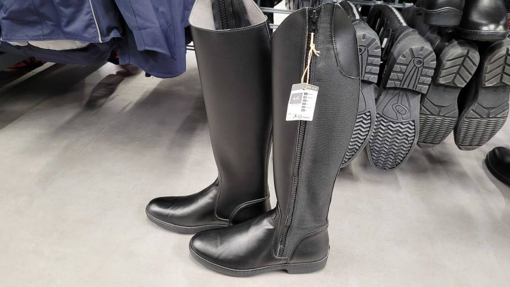Ein Paar der getesteten Reitstiefel von der Seite nebeneinander stehend.