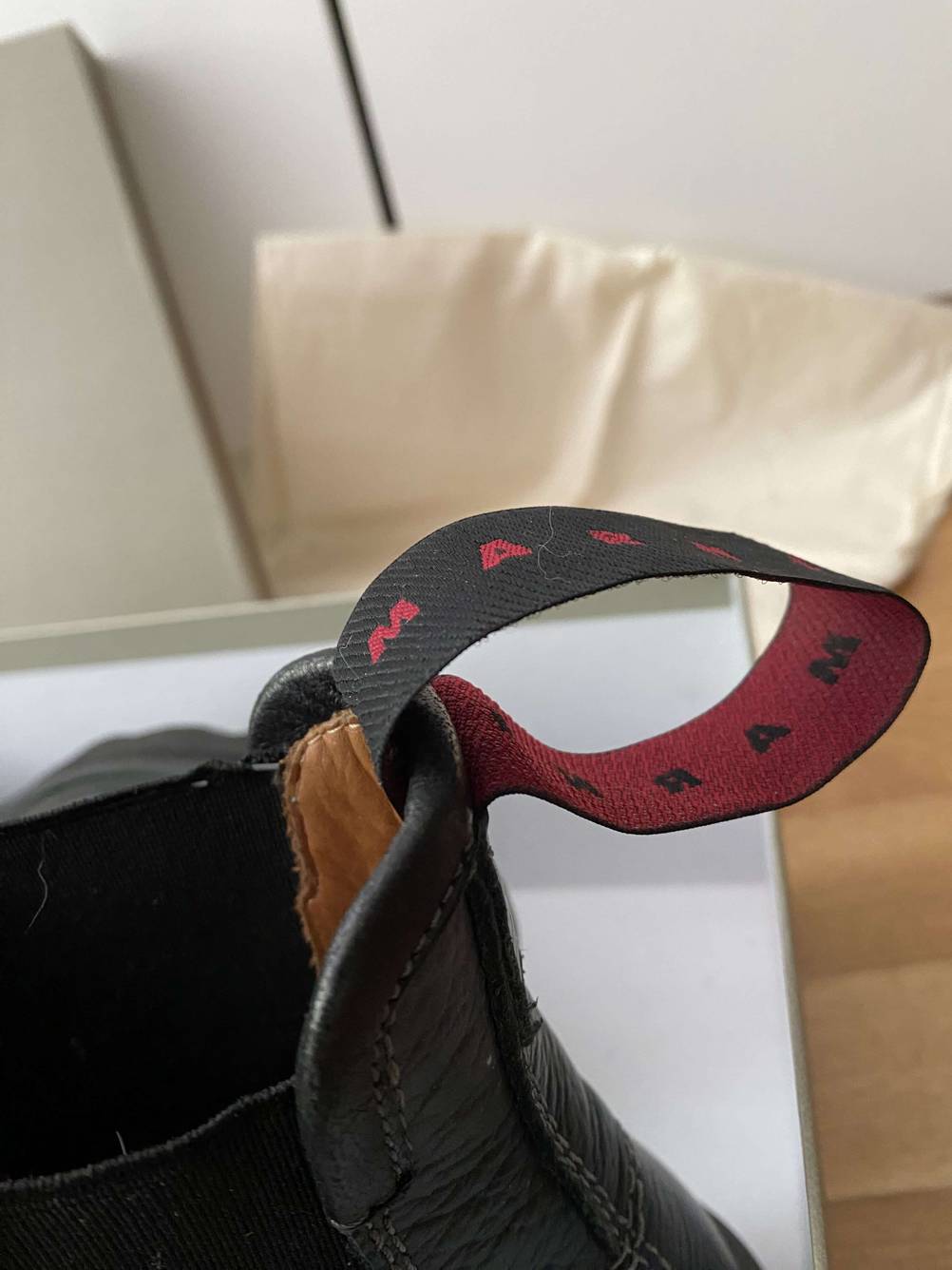 Reitstiefel getestet: Nahaufnahme der Schlaufe an der Ferse.
