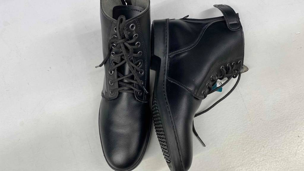 Reitstiefeletten-Test: Schuhe auf hellem Untergrund