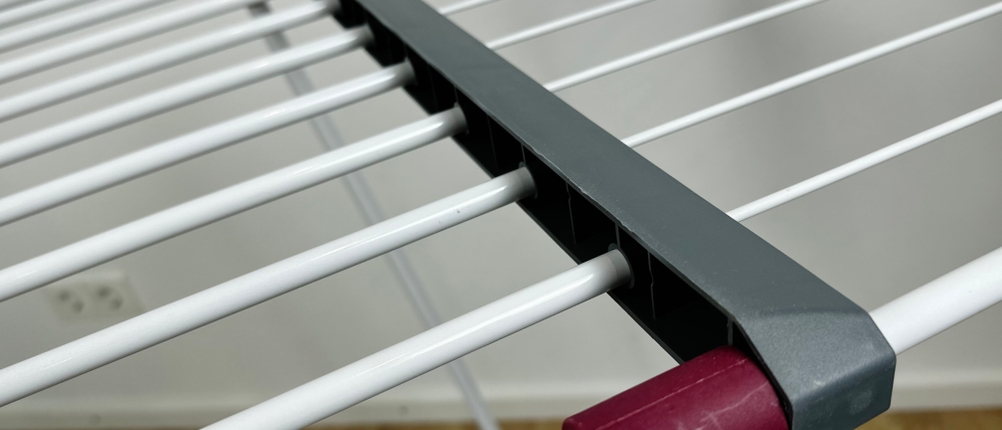 Nahaufnahme der Flügelverbindung am Relaxdays 10018866. Die weiße Leinenstruktur ist in einer grauen Kunststoffhalterung eingespannt.