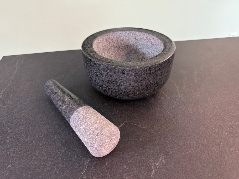 Der Relaxdays 10029956 steht auf einer Arbeitsplatte.