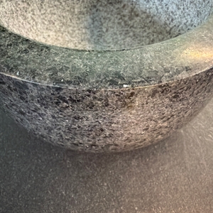 Eine Kante an der Schale vom Relaxdays 10029956.