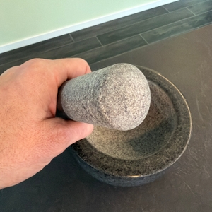 Die Unterseite vom Stößel vom Relaxdays 10029956.