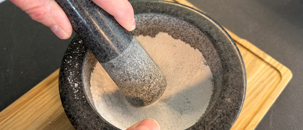 Salz wird im Relaxdays 10029956 zerkleinert.