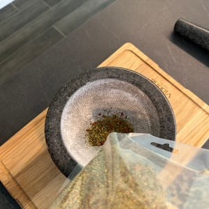 Kräuter werden in den Relaxdays 10029956 geschüttet.