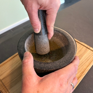 Kräuter werden im Relaxdays 10029956 zerkleinert.