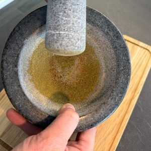 Zerkleinerte Kräuter liegen im Relaxdays 10029956.