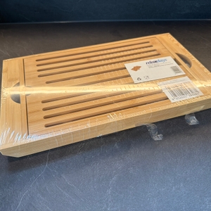 Die Relaxdays-Brotschneidebrett liegt eingepackt auf einer Arbeitsplatte