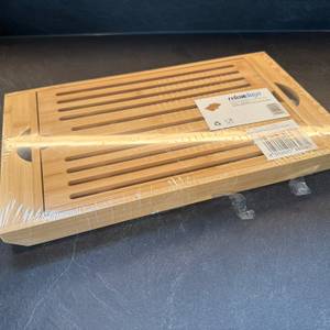 Die Relaxdays-Brotschneidebrett liegt eingepackt auf einer Arbeitsplatte