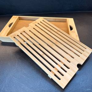 Das Relaxdays-Brotschneidebrett steht mit dem Deckel auf einer Arbeitsplatte