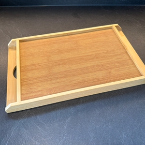 Das Relaxdays-Brotschneidebrett steht ohne Deckel auf einer Arbeitsplatte