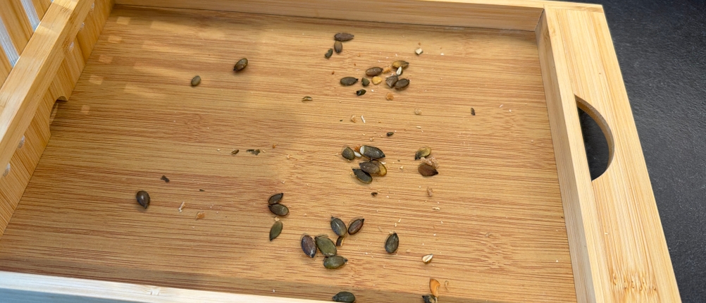 Krümel befinden sich auf dem Relaxdays-Brotschneidebrett