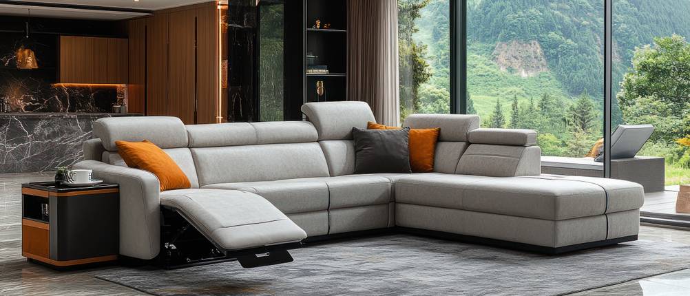Relaxsofa-Test: Ein helles Relaxsofa mit Verstellfunktionen steht in einem modernen Wohnbereich.