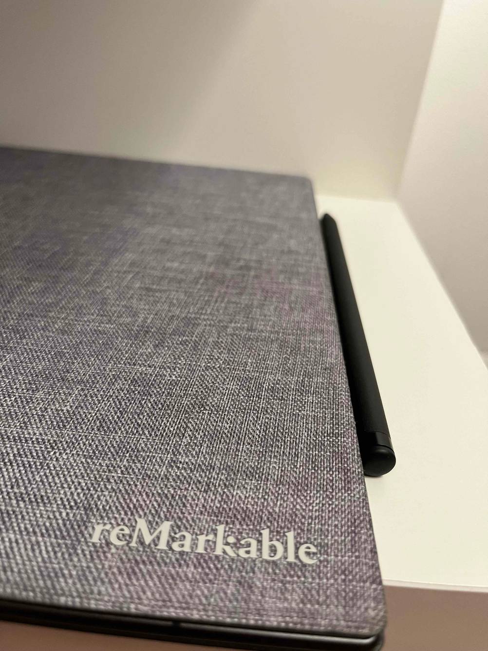 Im Test: Detailansicht eines geschlossenen reMarkable Tablets mit 11 Zoll mit Stift.