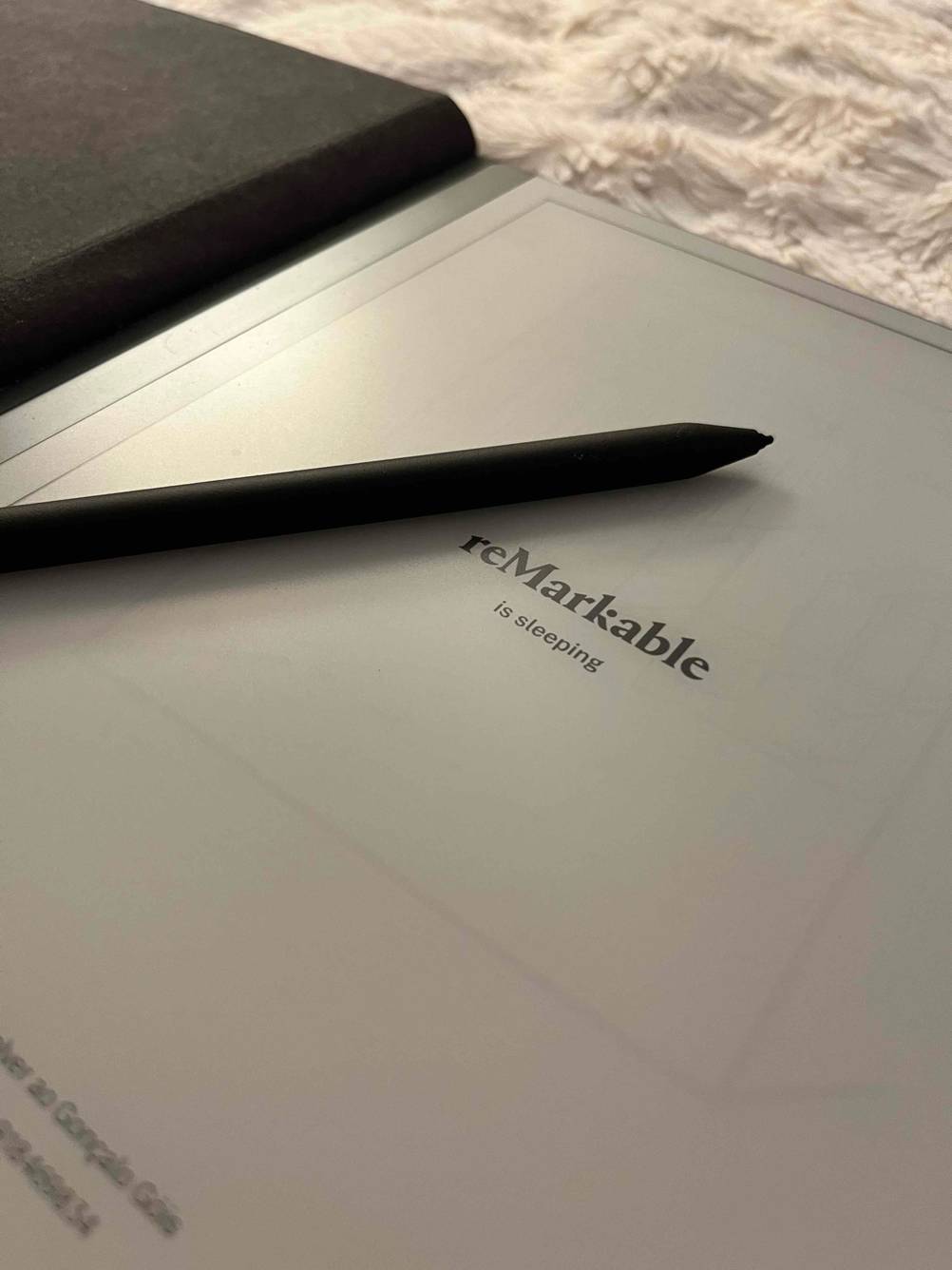 Im Test: Ein Stift liegt auf einem eingeschalteten 11 Zoll reMarkable Tablet.