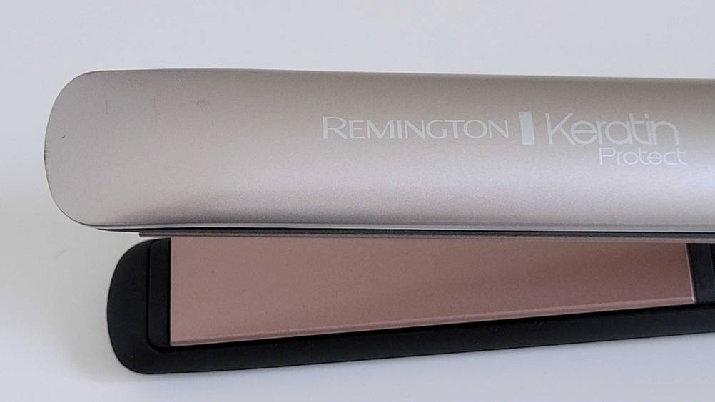 Nahaufnahme des Aufdrucks und der Heizplatten eines getesteten Remington-Glätteisens.