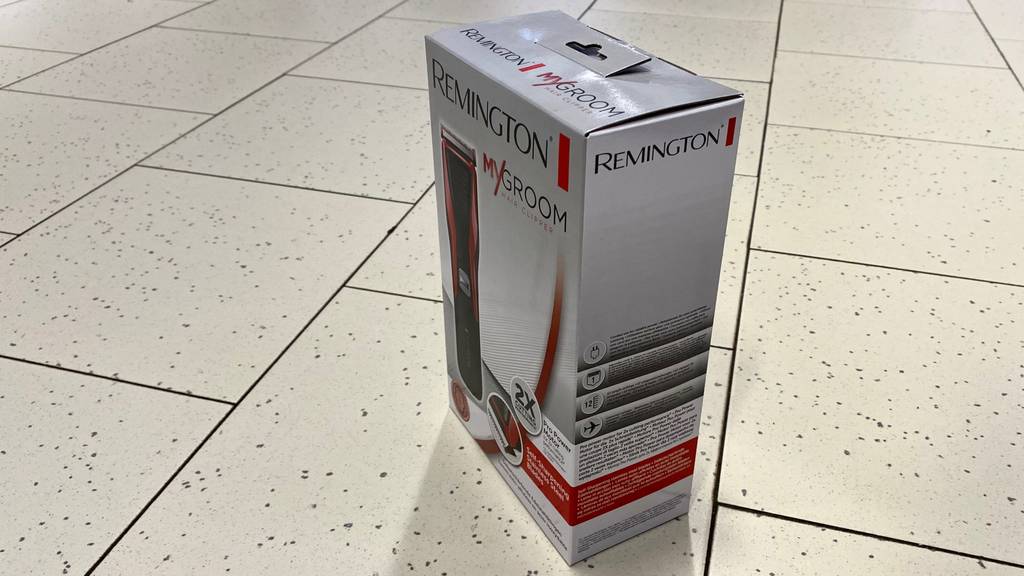 Haarschneider im Test: eine Packung von Remington steht auf dem Boden.