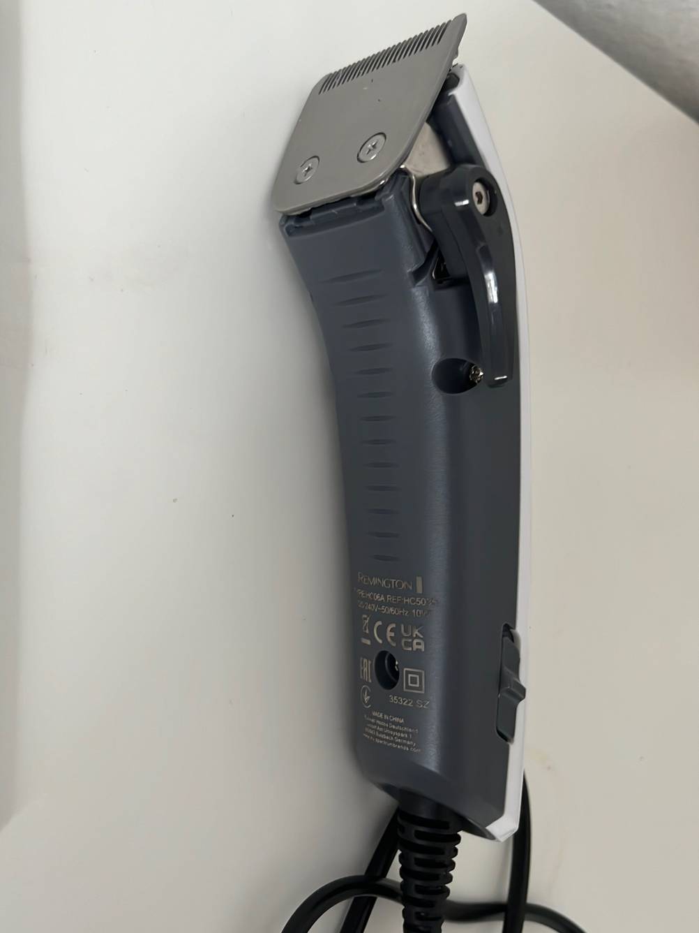 Im Test: Unterseite eines Remington-Haarschneiders in Nahaufnahme auf einer hellen Fläche.