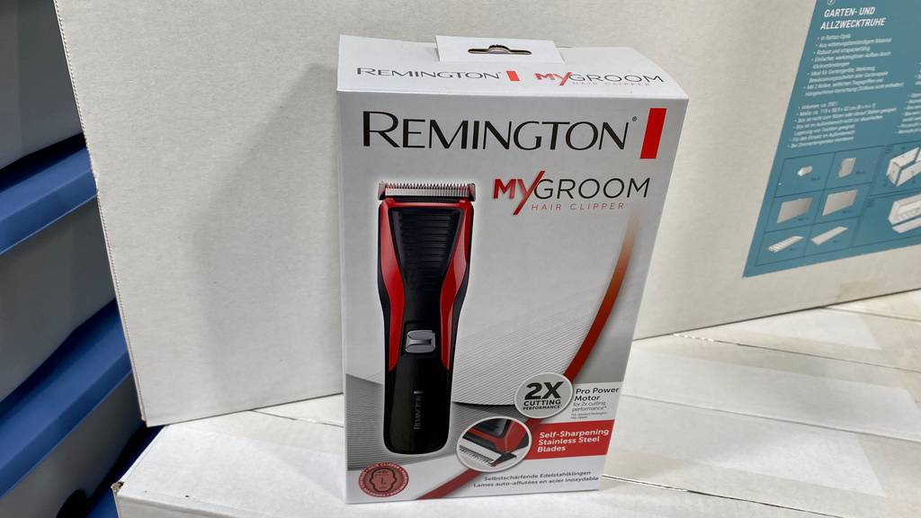 Getesteter Haarschneider in der Packung von Remington steht im Verkaufsregal.