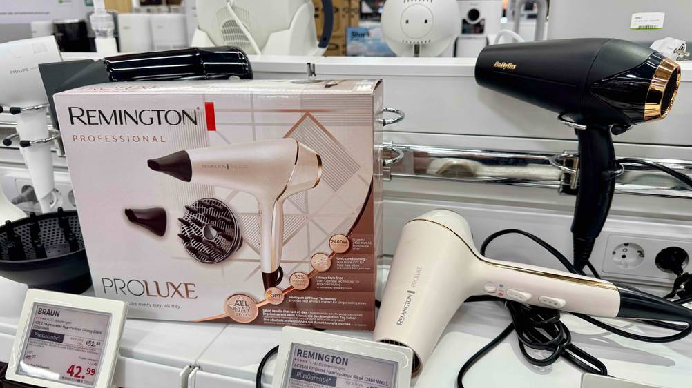 Getestet: Der Remington-Haartrockner mit dem Originalkarton auf einem Verkaufsregal mit Preisangaben.
