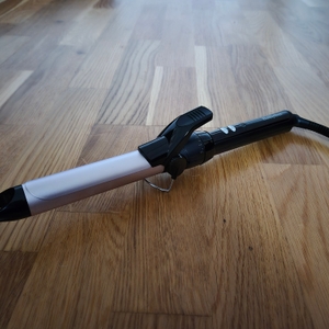 Lockenstab Pro Soft Curl von Remington steht auf einem Ständer