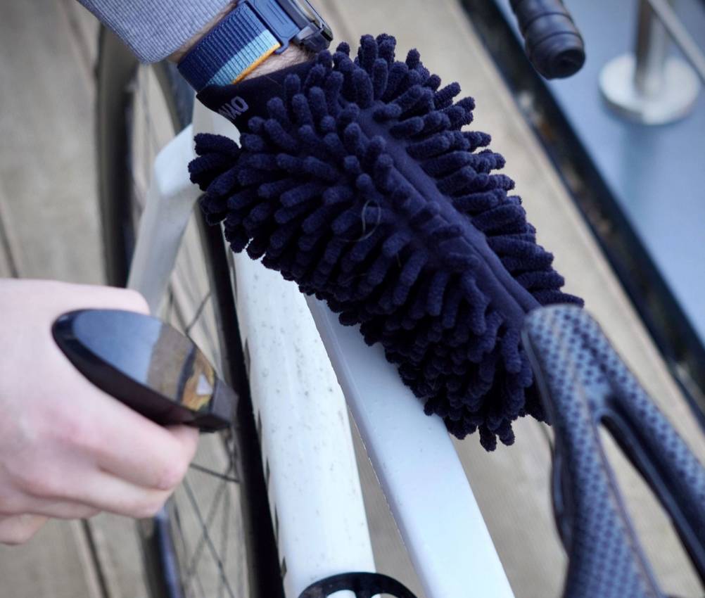 Ein weißes Rennrad wird gesäubert.