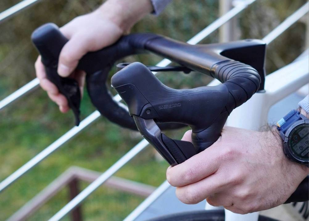 Nahaufnahme der Bremsen eines Rennrads.