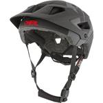 Rennradhelm Herren Test: Mountainbike-Helm vor weißem Hintergrund