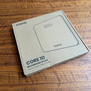 Der Karton der Renpho BG260R steht auf einem Holztisch.