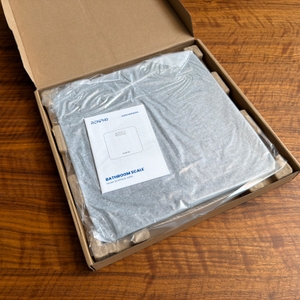 Der geöffnete Karton der Renpho BG260R von oben.