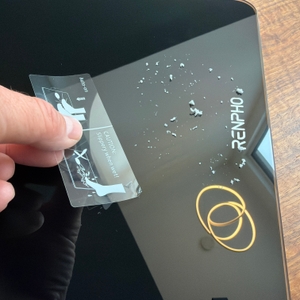 Auf der Renpho BG260R liegen Klebereste.