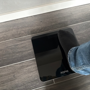 Ein Fuß steht auf der Renpho BG260R.