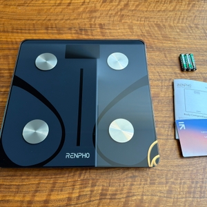 Der Lieferumfang der Renpho ES-CS20M liegt auf einem Tisch